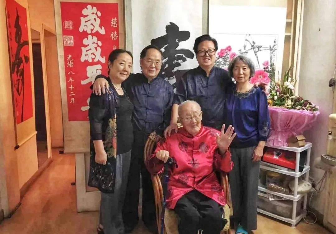 一个家庭，五代育人，教鞭在他们手中稳稳相传