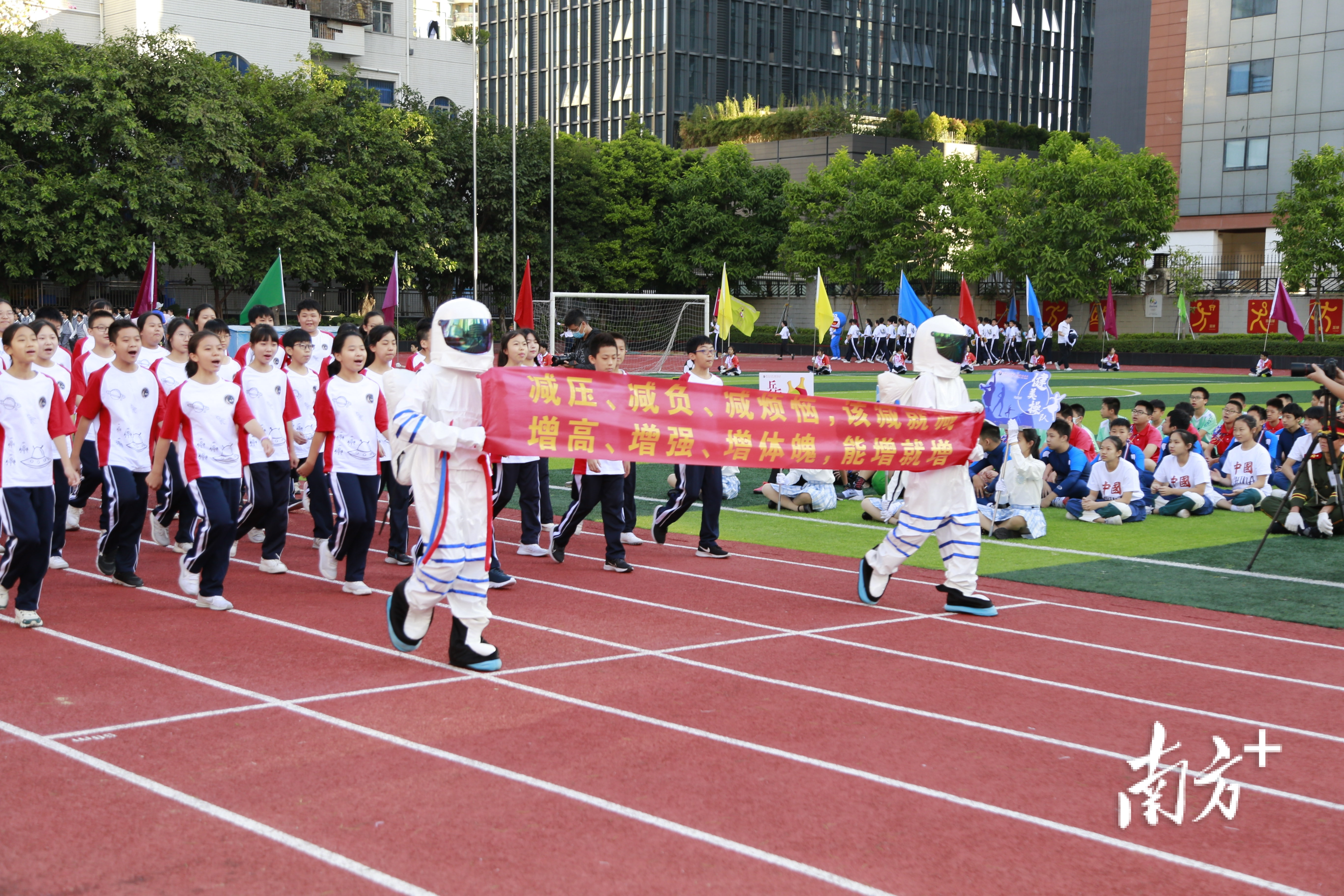 “月亮睡了我就睡，不做秃头小宝贝！”深圳学生洗脑口号喊话“双减”