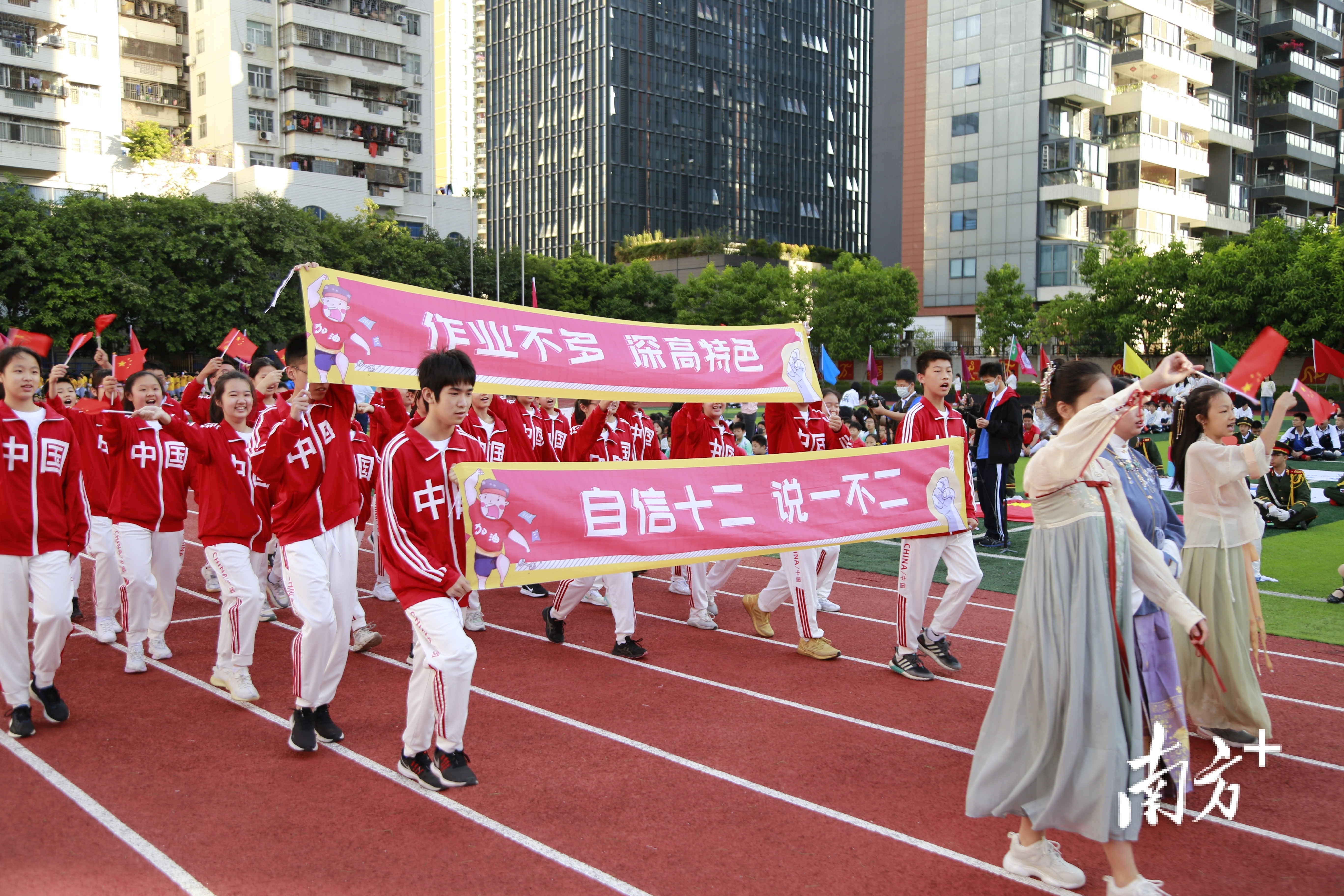 “月亮睡了我就睡，不做秃头小宝贝！”深圳学生洗脑口号喊话“双减”