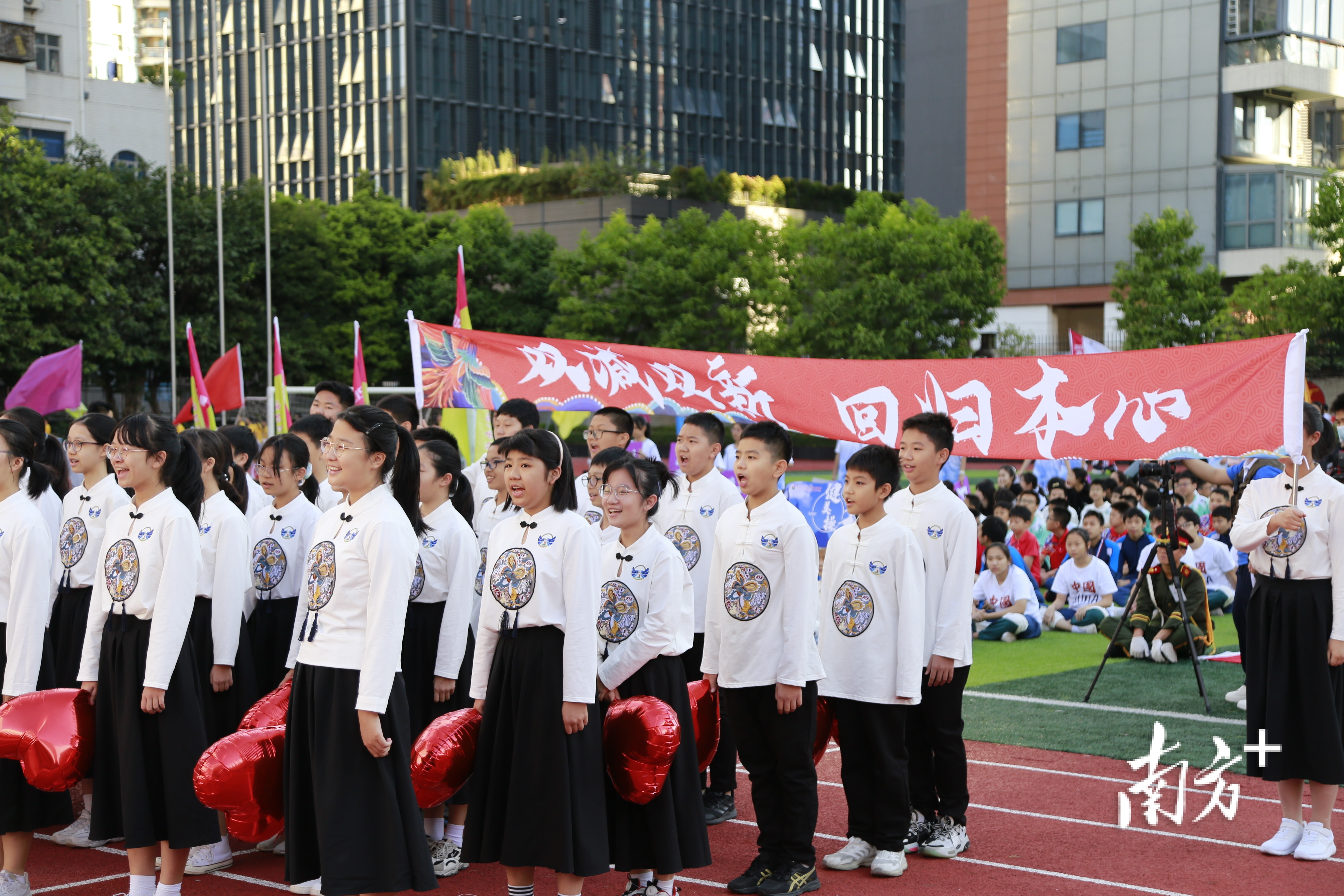 “月亮睡了我就睡，不做秃头小宝贝！”深圳学生洗脑口号喊话“双减”