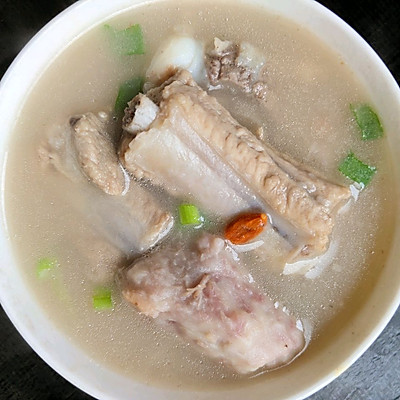 芋头炖排骨(南方人最爱的芋头排骨汤详细步骤)