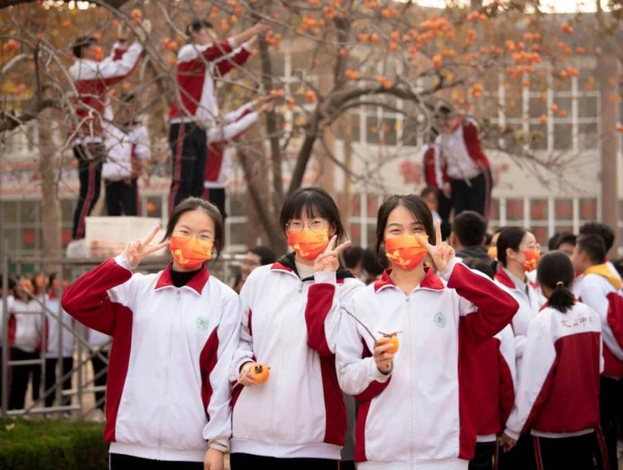 昌邑市文山中學(xué)柿子節(jié):柿果飄香豐收季(圖1) 昌邑市文山中學(xué)柿子節(jié):柿果飄香豐收季(圖1)