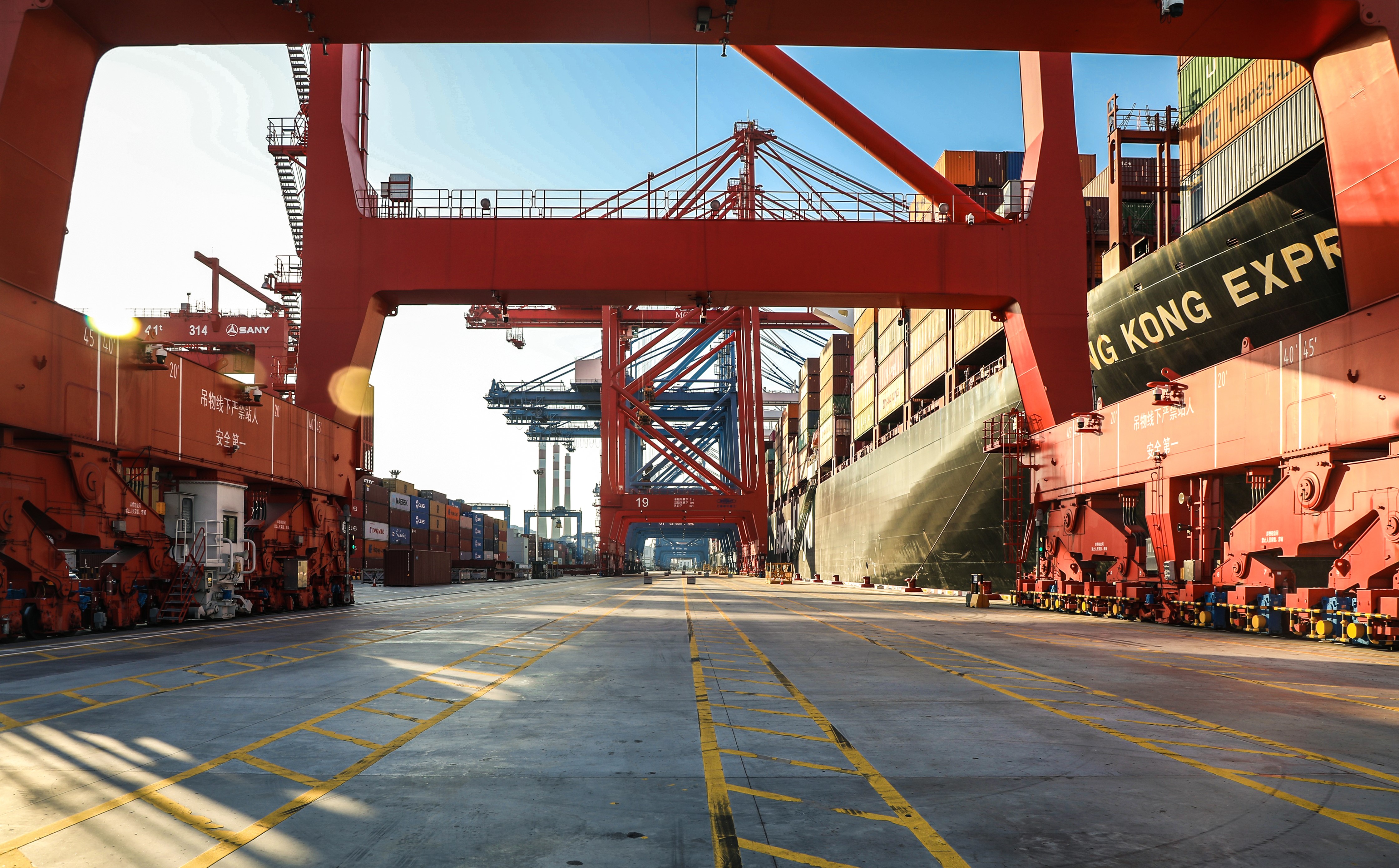 改造升级后的妈湾港妈湾港位于深圳特区,是走在中国特色社会主义建设