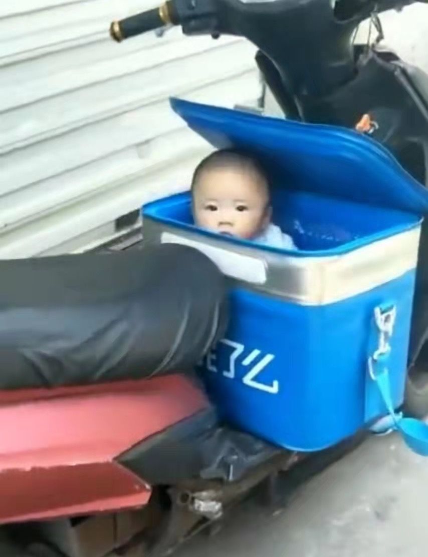 住在外卖箱里的女儿：超时了吗？爸爸快一点