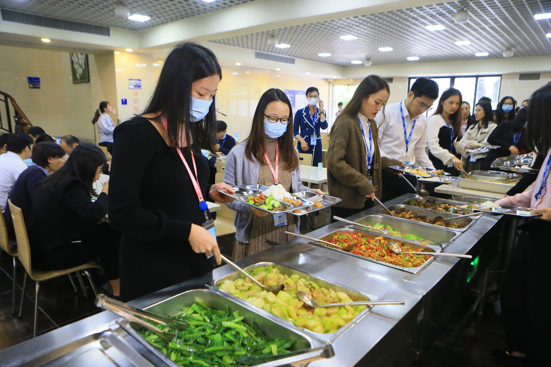 小小“粉色工牌”背后，一个制造业大区的城市温度