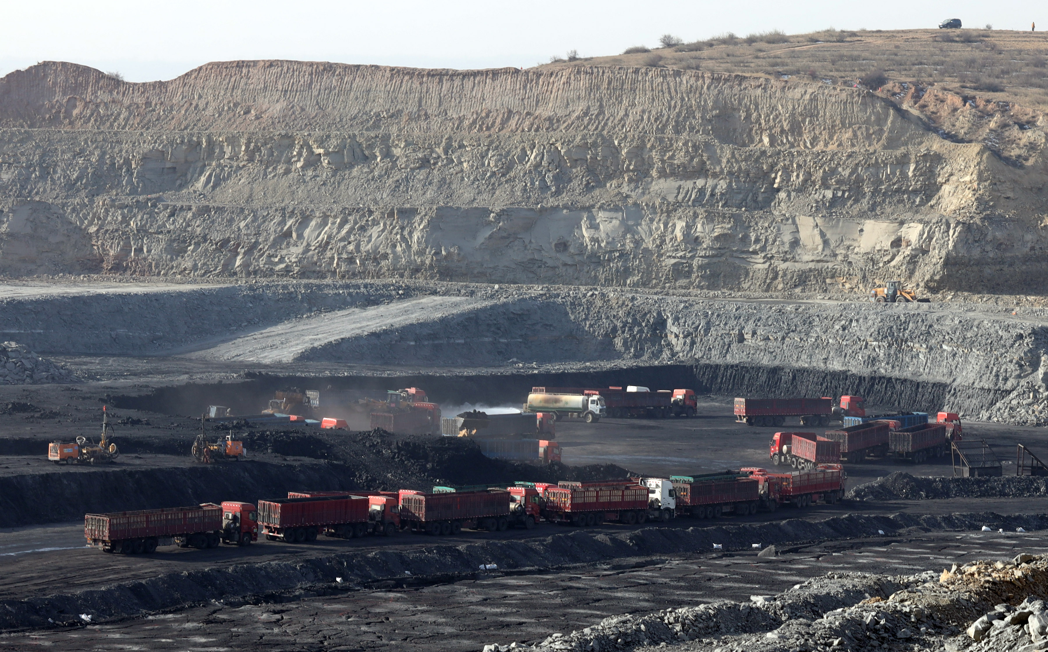 这是11月18日拍摄的内蒙古鄂尔多斯市伊金霍洛旗境内的荣恒煤矿一个