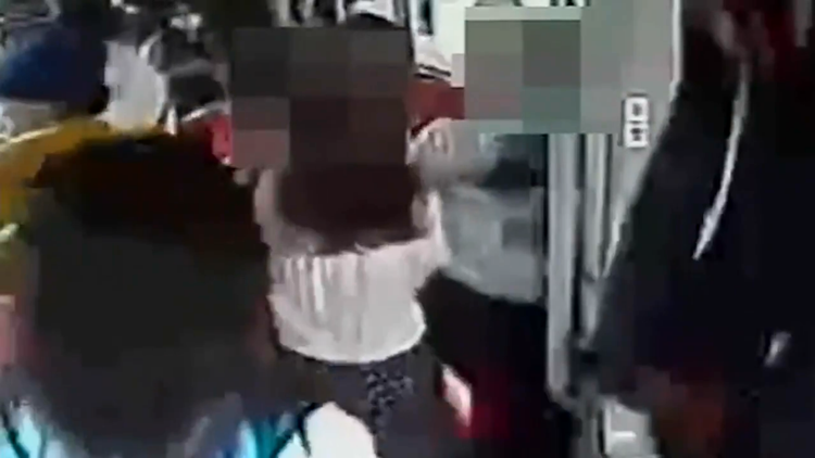 公交车惊现“色狼”袭胸 网友曝光疑犯提醒女性注意