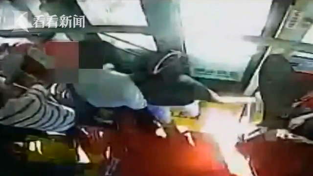 公交车惊现“色狼”袭胸 网友曝光疑犯提醒女性注意