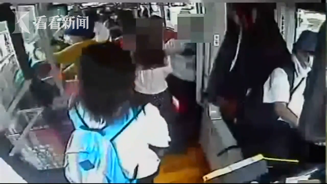 公交车惊现“色狼”袭胸 网友曝光疑犯提醒女性注意
