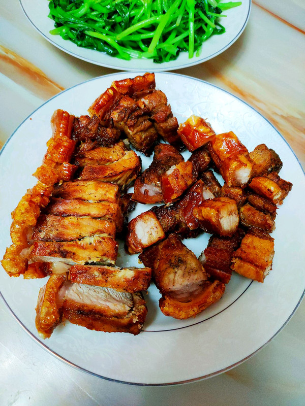 脆皮烤肉的做法（简单易做脆皮烤肉五花肉的另一种吃法）