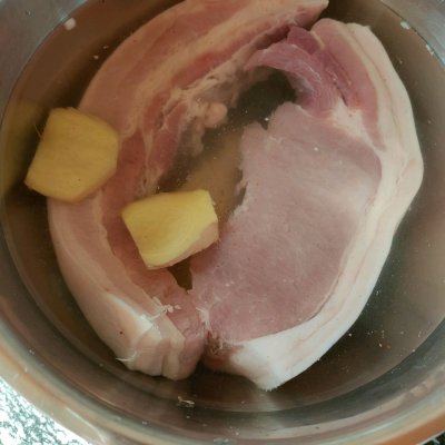 脆皮烤肉的做法（简单易做脆皮烤肉五花肉的另一种吃法）