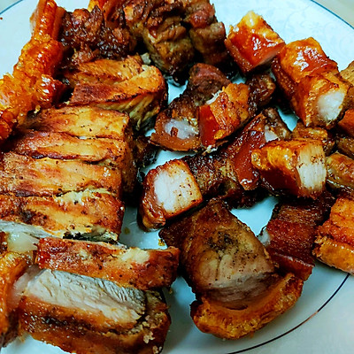 脆皮烤肉的做法（简单易做脆皮烤肉五花肉的另一种吃法）