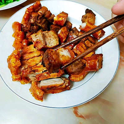 脆皮烤肉的做法（简单易做脆皮烤肉五花肉的另一种吃法）