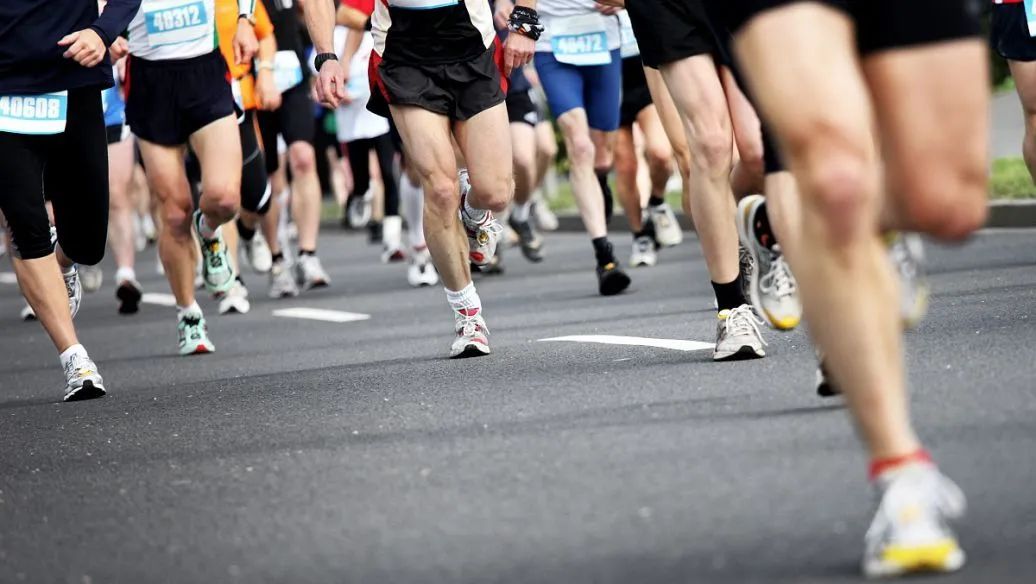 喜欢跑步健身的男士，一条紧身健身裤必不可少，减少肌肉振动、降低受伤几率