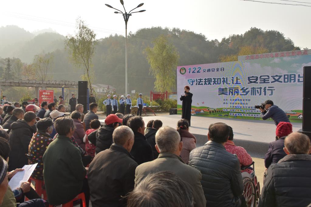 新华全媒+丨农村道路如何“走得安全”——写在第十个“全国交通安全日”到来之际