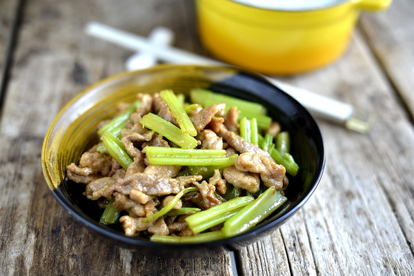 如何做出芹菜无丝肉片滑嫩的芹菜炒肉
