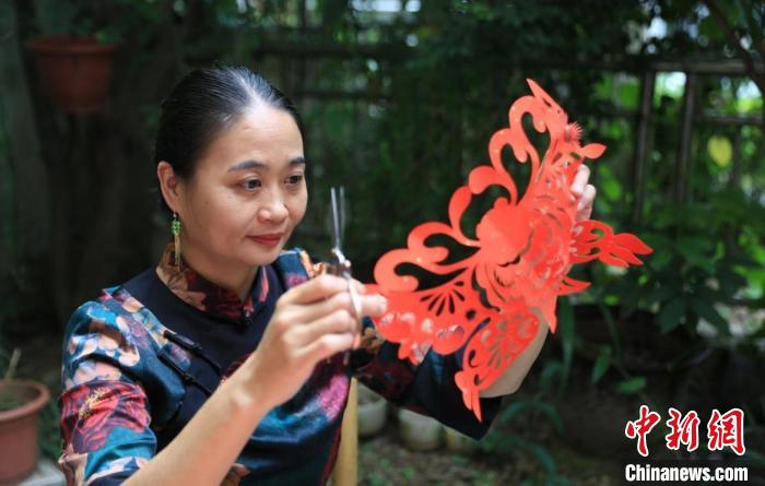 剪紙技藝傳承人何丹鳳：一把剪刀剪出中國(guó)范兒
