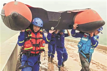 当有人意外溺水，当孩子被卡扶梯，当同胞受困暴雨……危急时刻他们化身“蓝色超人”