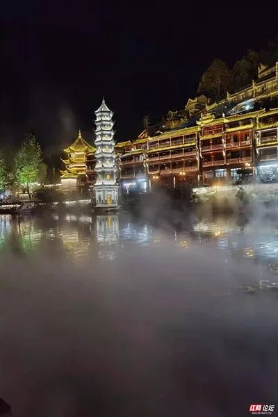 水雾缭绕如梦如幻，夜色中的湘西沱江宛若仙境