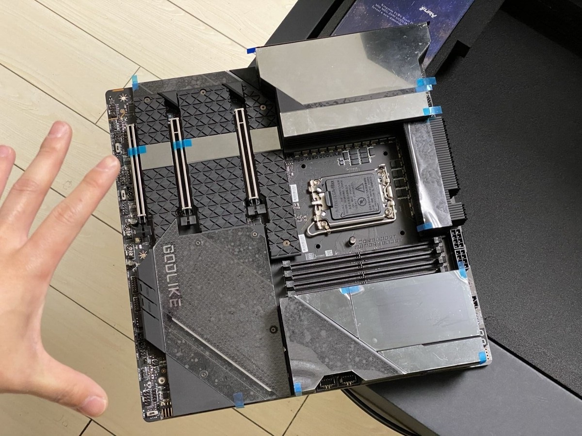微星MEG Z690 GODLIKE零售版曝光，将包含一体式水冷散热器和DDR5内存
