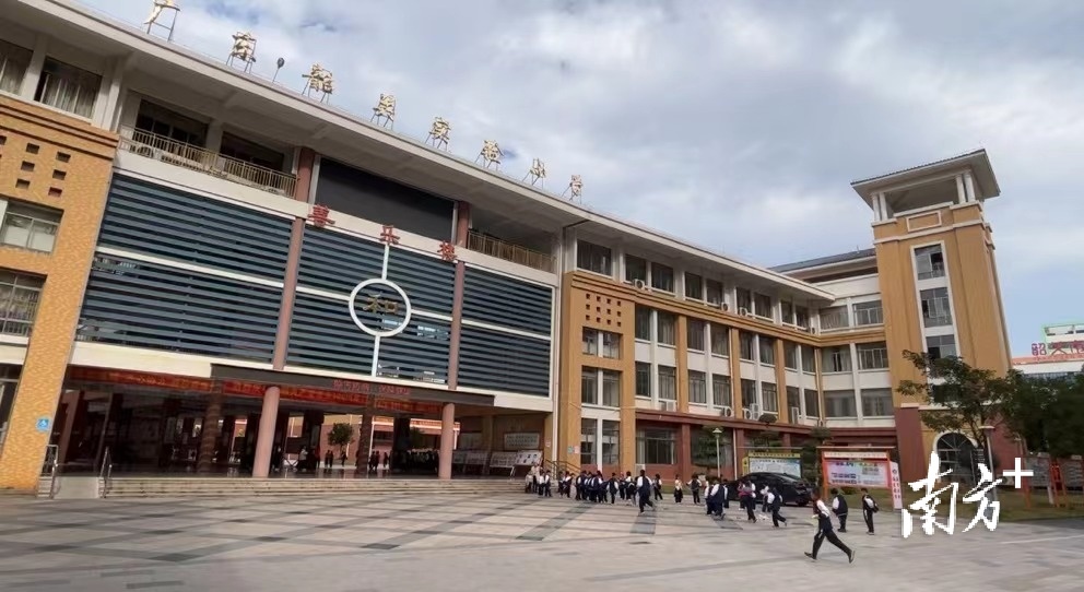 广东韶关实验小学掀起“争章”热潮(图1)