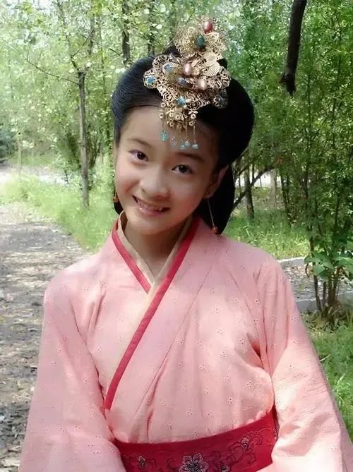 而新一批的赵露思,周也,张婧仪等也是颜值与资源并存,备受公司力捧.