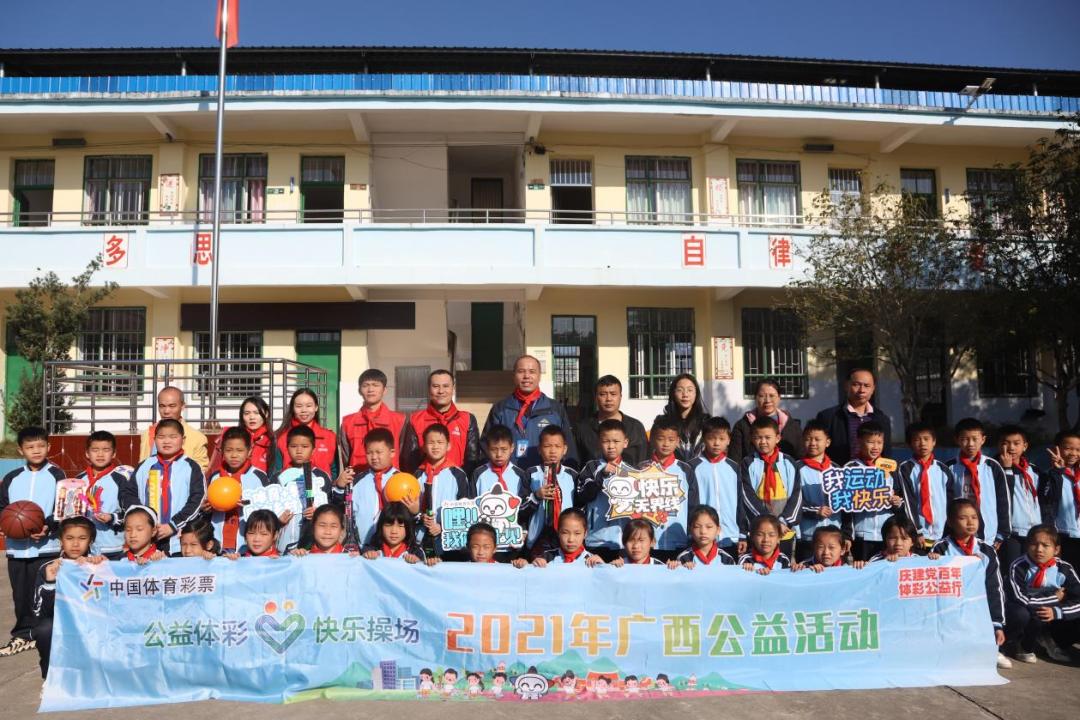 賀州市萬興小學的孩子們樂開了花(圖1) 賀州市萬興小學的孩子們樂開了花(圖1)