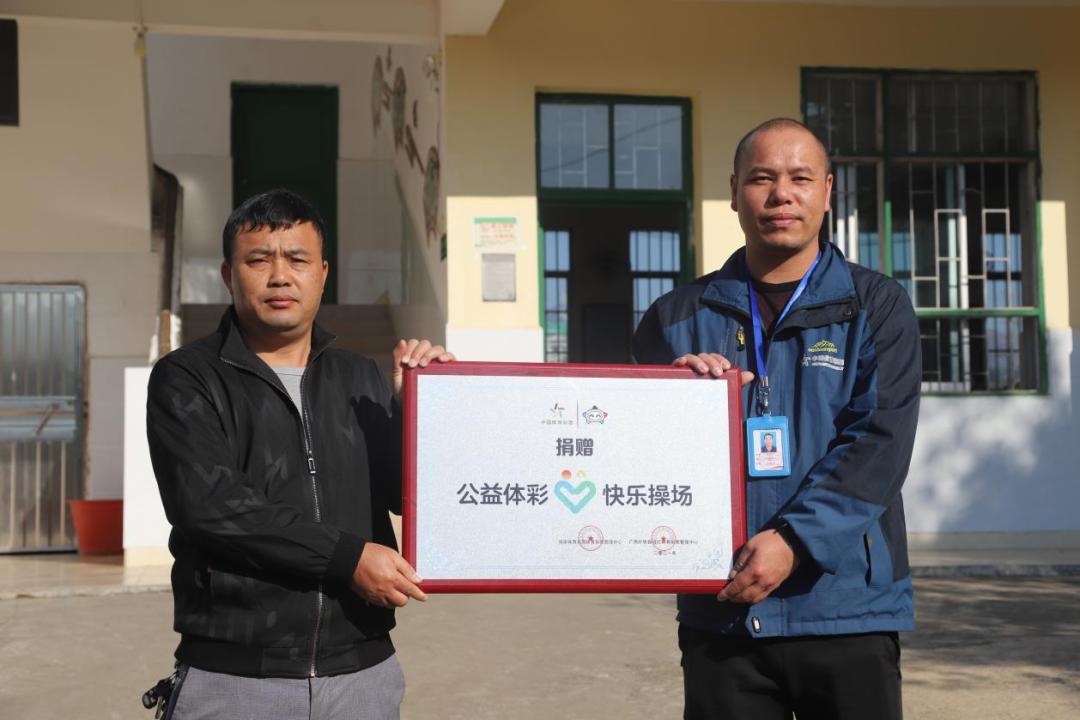 賀州市萬興小學的孩子們樂開了花(圖2) 賀州市萬興小學的孩子們樂開了花(圖2)