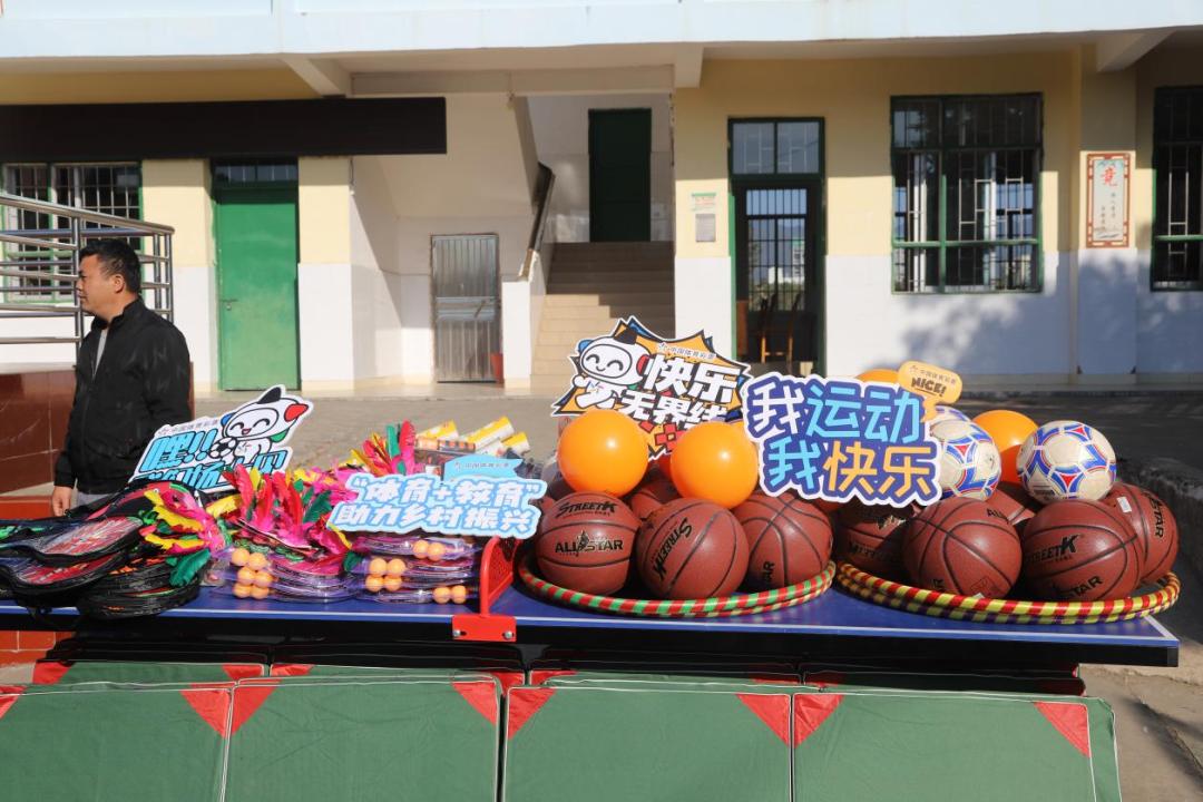 賀州市萬興小學的孩子們樂開了花(圖3) 賀州市萬興小學的孩子們樂開了花(圖3)