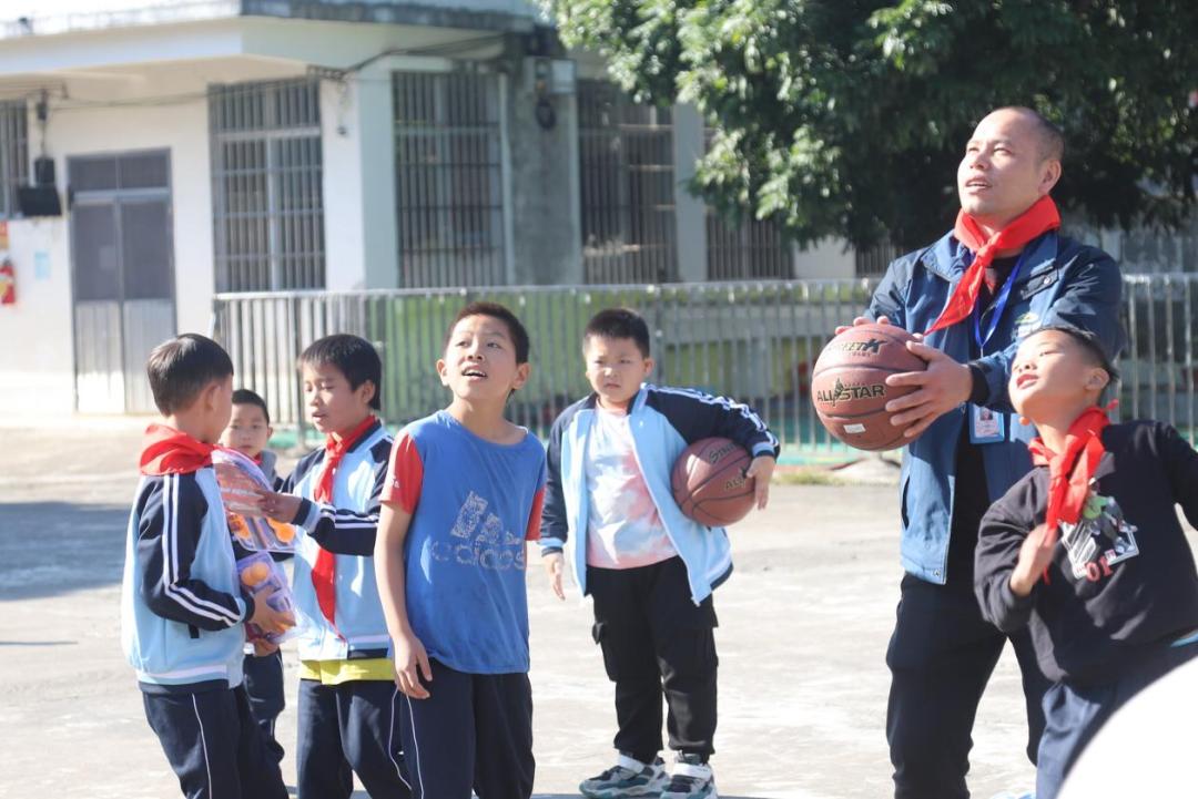賀州市萬興小學的孩子們樂開了花(圖9) 賀州市萬興小學的孩子們樂開了花(圖9)