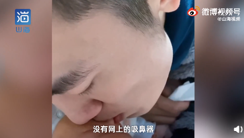 爸爸用嘴為感冒鼻塞女兒吸鼻涕:吸了有10次,自己女兒不嫌臟