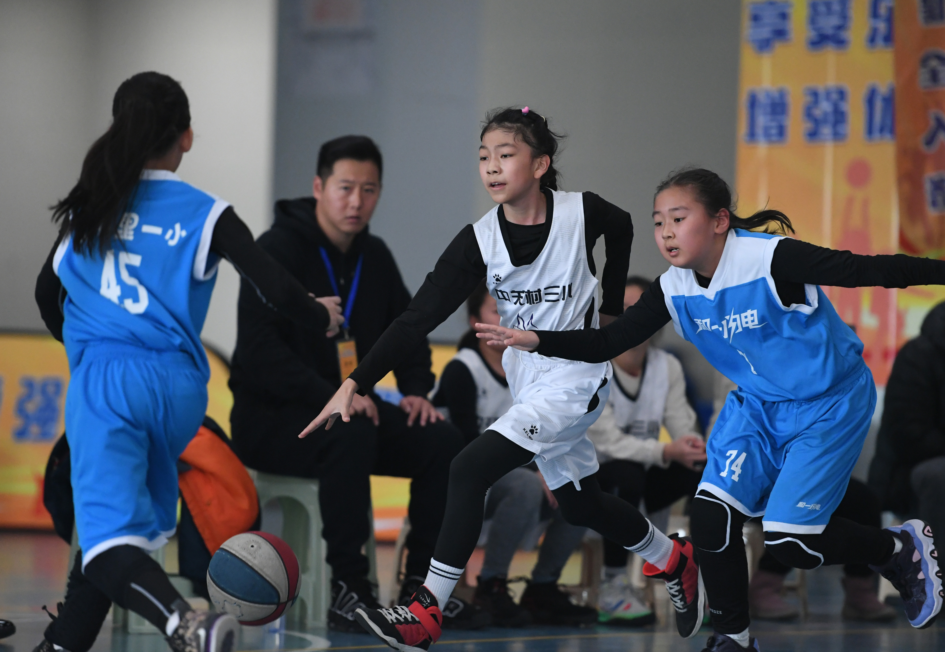 小学生打篮球比赛要有多少人(篮球——北京市第一届小学生篮球比赛开赛)