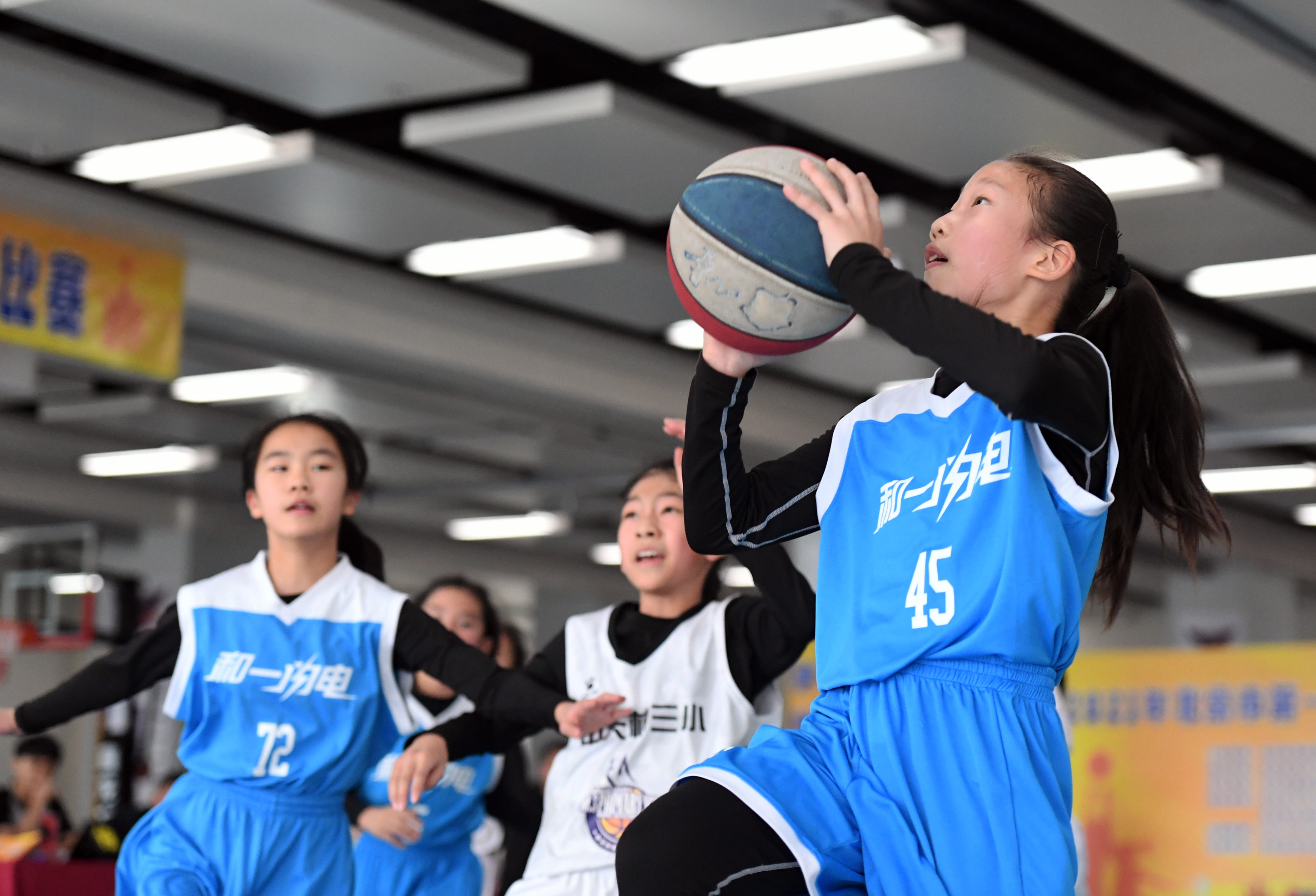 小学生打篮球比赛要有多少人(篮球——北京市第一届小学生篮球比赛开赛)