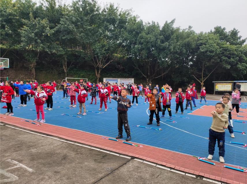 扬中华武术神威 铸民族精神丰碑——大安区和平小学开展武术操展示活动