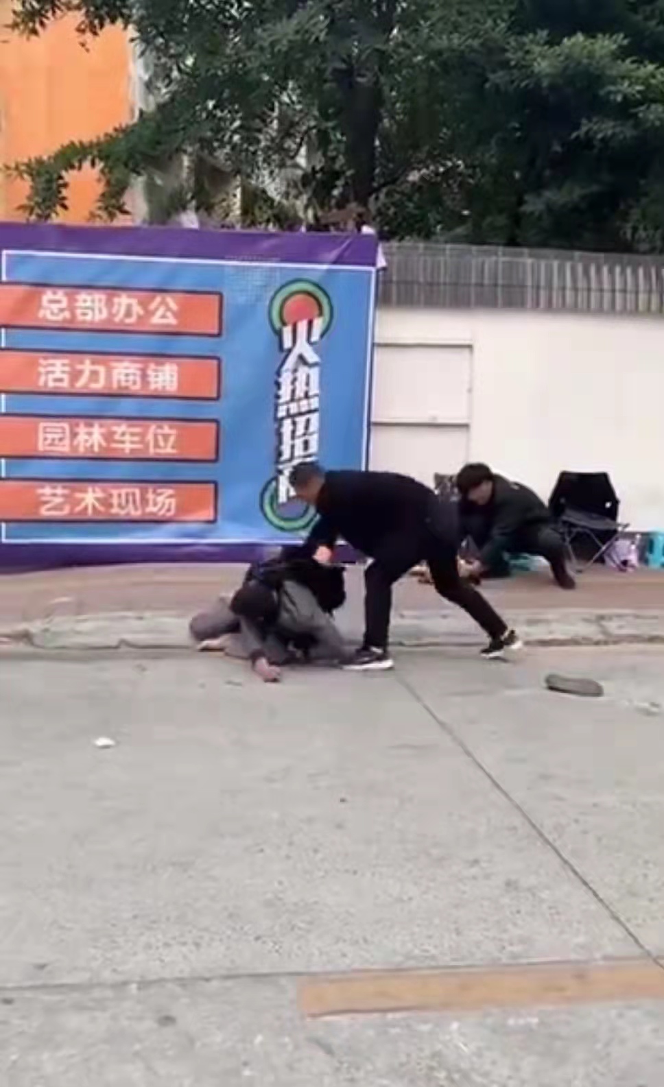 主播“二炮”广州街头被暴打5分钟，警方：打人者拘留15日