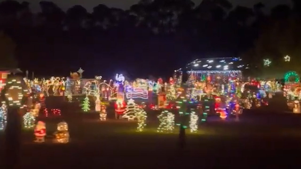 大阵仗！美国一户人家在房子周围布置5英亩圣诞装饰