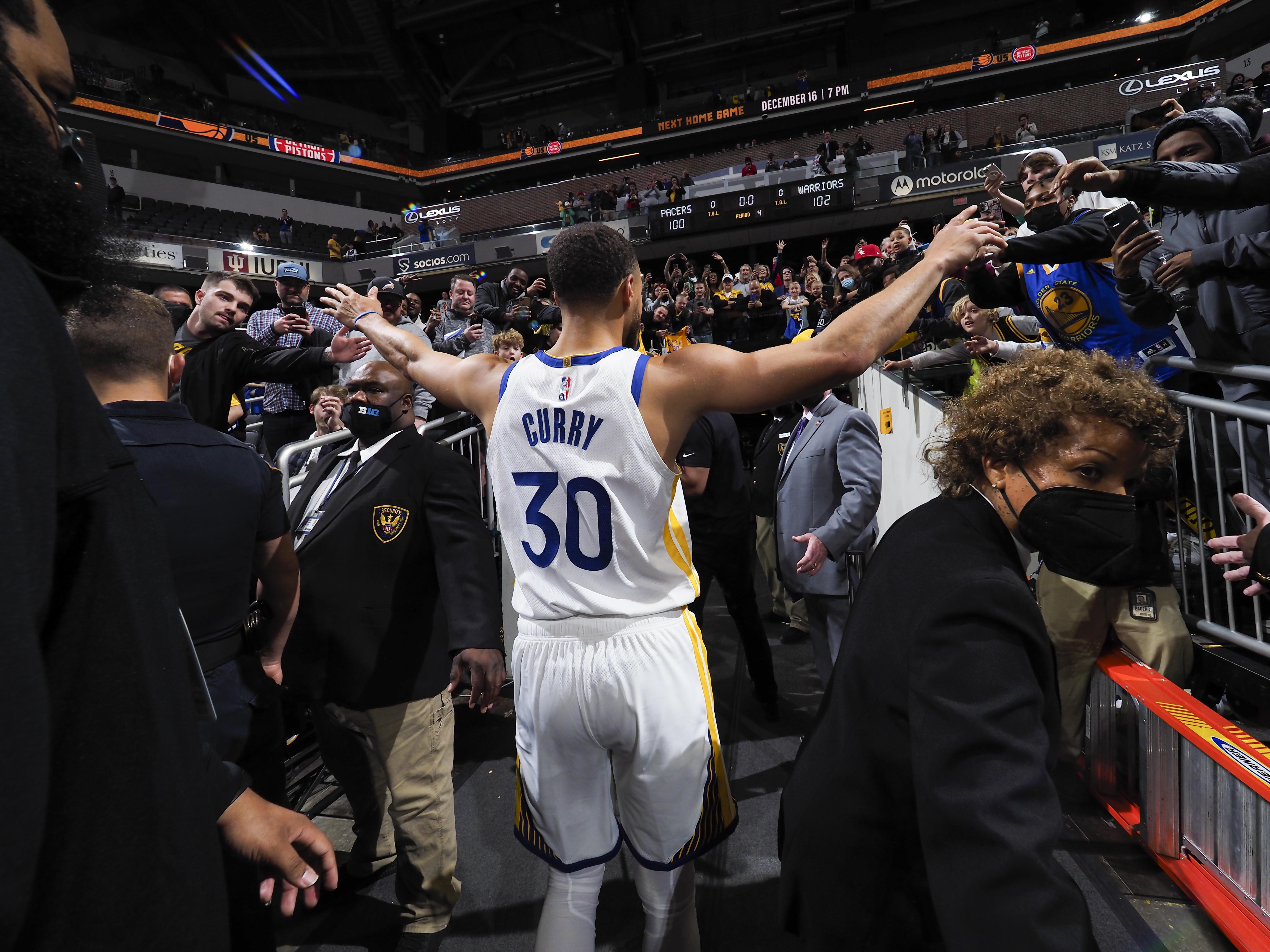 nba有哪些三分王(2974个三分！库里超越雷·阿伦，加冕NBA历史三分王)