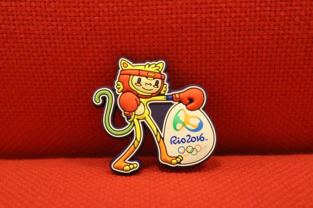 2016年奥运会吉祥物图片(【藏品推荐】2016年里约奥运会特许商品——里约奥运会胸针徽章，快来带走它们~)