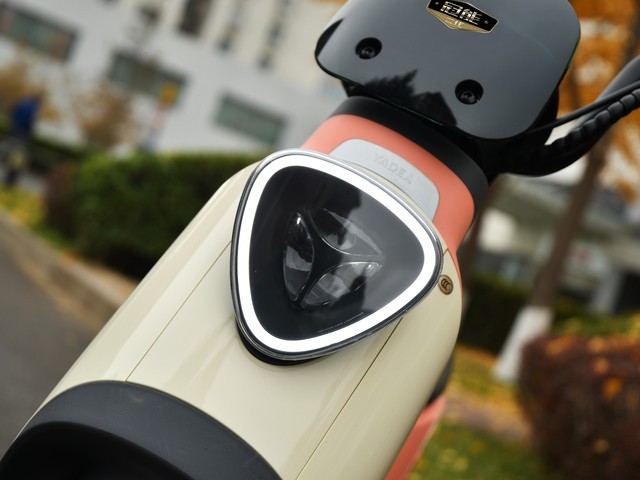 时尚出街新宠 雅迪冠能二代DV6电动自行车全面评测
