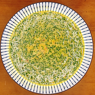 做法步骤用料红薯粉 1勺葱花 10克辣椒面 少许植物油 8克盐 少许鸡蛋