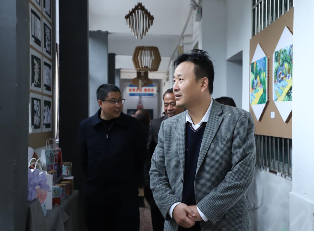 纸蜂窝也能创意无限，物流职院举办毕业设计作品展