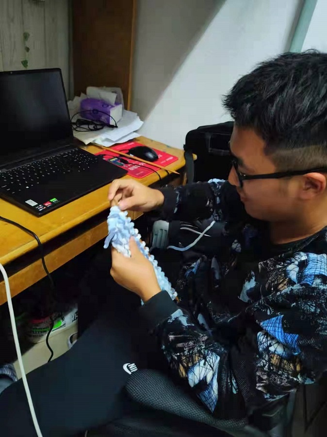连续六年送上“暖冬”礼物，大学生志愿者又给环卫工织了150余条围巾
