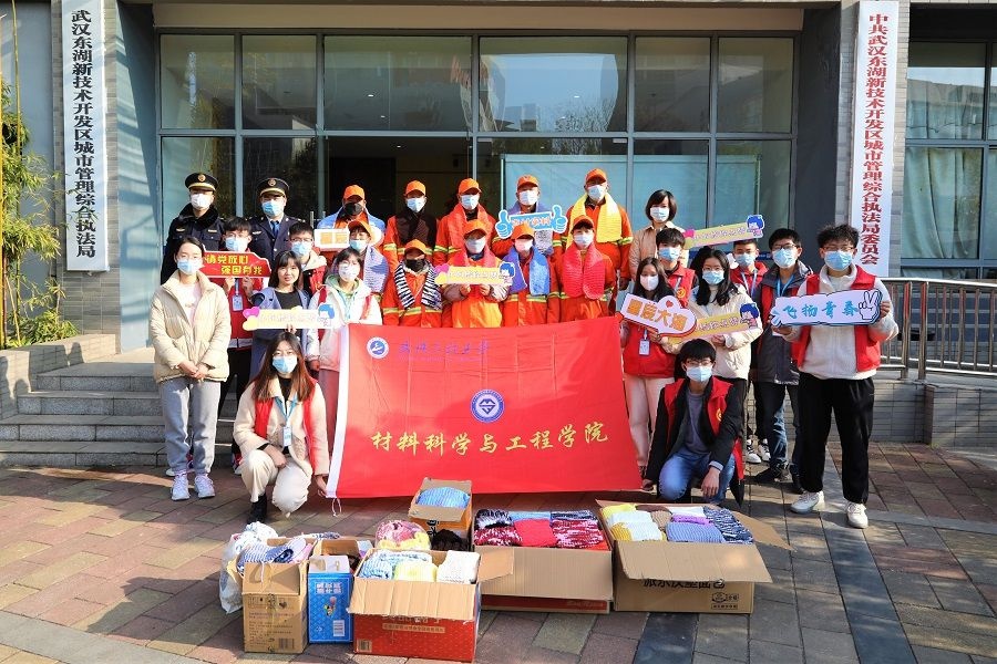 连续六年送上“暖冬”礼物，大学生志愿者又给环卫工织了150余条围巾