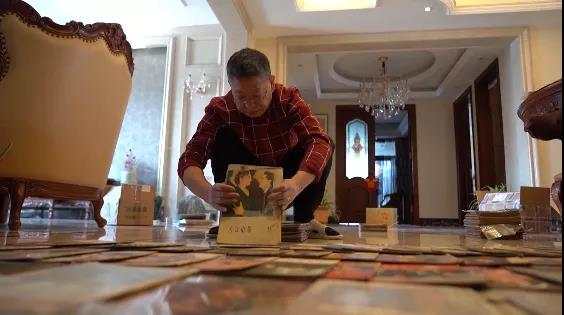 缙云有位电影迷二十多年收藏四万多张海报、一万六千多部电影拷贝