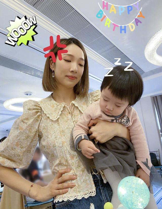 王祖蓝为女儿庆生，两女儿一个像爸一个像妈，李亚男全家最高气场强大