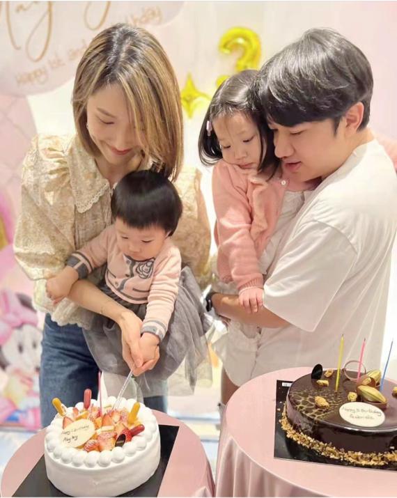王祖蓝为女儿庆生，两女儿一个像爸一个像妈，李亚男全家最高气场强大