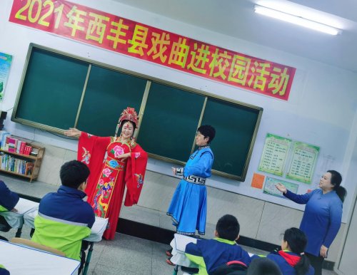 西豐縣東方紅小學(xué)南校區(qū)戲曲進(jìn)校園活動(圖3) 西豐縣東方紅小學(xué)南校區(qū)戲曲進(jìn)校園活動(圖3)