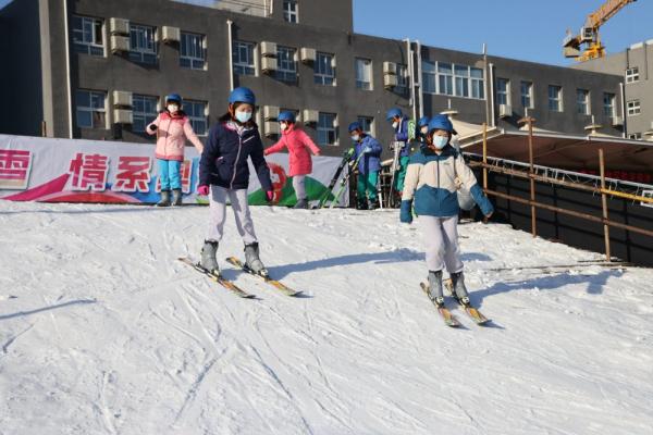 北京市上地实验学校“燃动冰雪 情系冬奥”(图1)