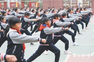 麒麟区益宁街道水寨小学:传统体育项目有魅力(图1)