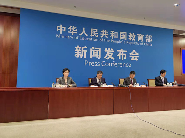 教育部吕玉刚：家长应警惕孩子网络沉迷 加强对其浏览短视频的管控